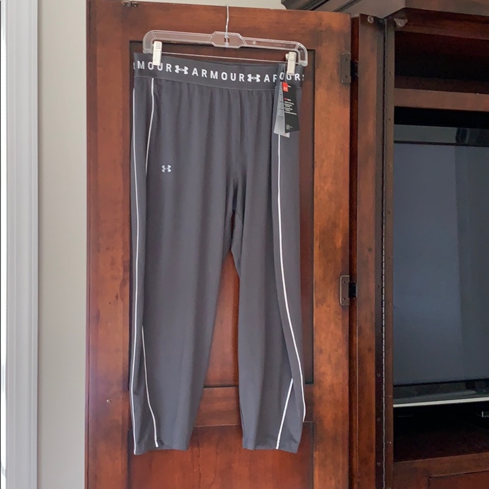 Underarmour lightweight capris never worn